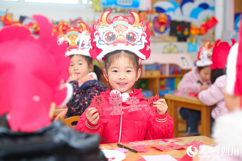 幼兒園小朋友展示親手制作的窗花。牟科攝
