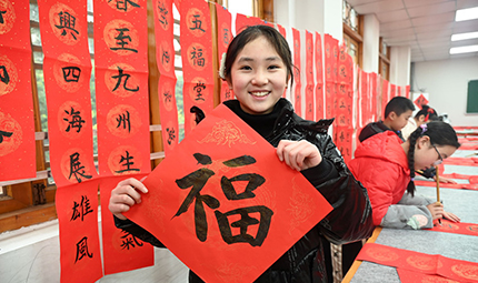   四川內(nèi)江：小手寫春聯(lián) 墨香送祝福      春節(jié)臨近，四川省內(nèi)江市東興區(qū)文明辦和文化館開展“小手寫春聯(lián) 墨香送祝?！敝驹阜?wù)活動，組織轄區(qū)學校書法興趣小組的“小書法家”走進東興老街，為社區(qū)居民義務(wù)書寫春聯(lián)和“?！弊郑腿フ鎿吹男麓鹤８?。【詳細】    