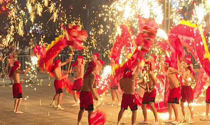   走，除夕到四川天府新區(qū)看打鐵花、舞火龍！      龍年除夕，在四川天府新區(qū)天府國際會議中心禮儀廣場，將迎來2場震撼人心的千年絕技演出，非遺火龍和鐵花秀將照亮夜空。屆時，銅梁火龍非遺傳承人將領(lǐng)銜9條長18米的火龍，穿梭在漫天鐵花之中，呈現(xiàn)“人在火中舞，龍在火中飛”的絕美景象?！驹敿殹?   