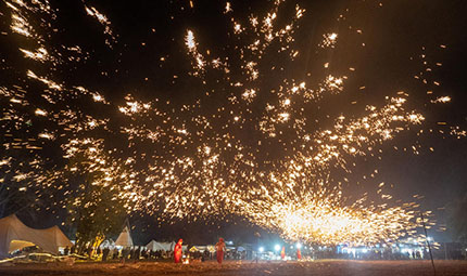    打鐵花、逛夜市、套大鵝 四川眉山彭山年味濃      2月1日，四川省眉山市彭山區(qū)金燭村的萬家水碾夜市上演了一場“打鐵花”表演，帶來濃濃年味，吸引了眾多市民觀看游玩。同時，夜市現(xiàn)場還有套大鵝、煙花表演、篝火晚會、傳統(tǒng)小吃街等形式多樣的消費場景供市民體驗?！驹敿殹?   