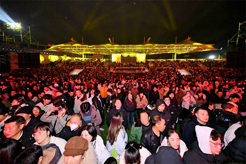 “榮”耀中國節(jié)2024榮縣春節(jié)聯(lián)歡晚會活動現(xiàn)場，現(xiàn)場氛圍熱鬧。主辦方供圖