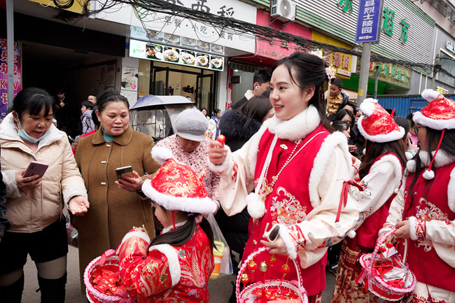 遂寧市蓬溪縣蓬南鎮(zhèn)第二屆新春民俗大巡游活動。聶艷萍攝