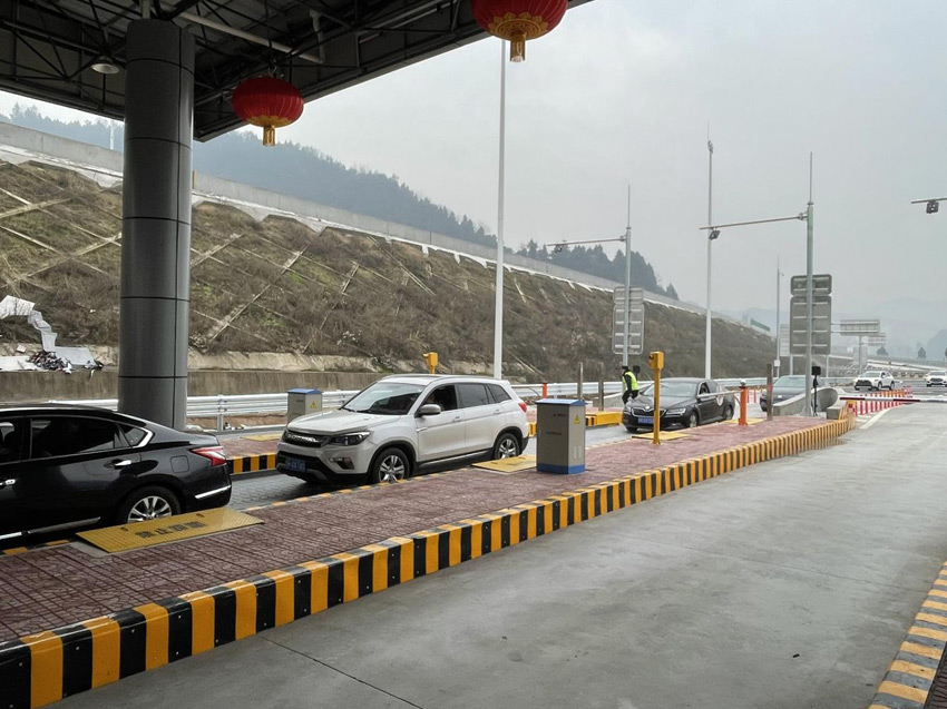 車輛有序排隊進入收費站。蒼溪縣委宣傳部供圖