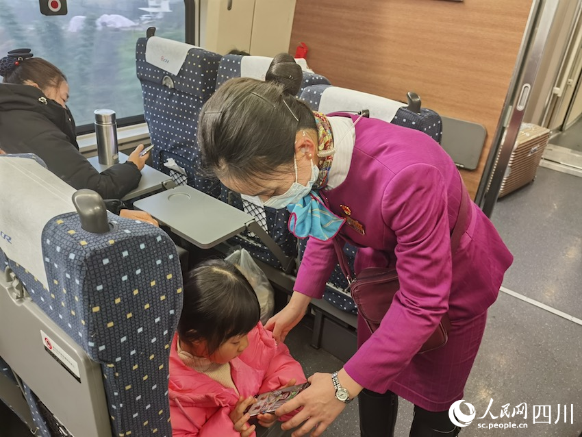 “列車媽媽”會溫和引導孩子調手機、平板等電子設備的音量，保持車廂內的安靜。人民網(wǎng)記者 郭瑩攝
