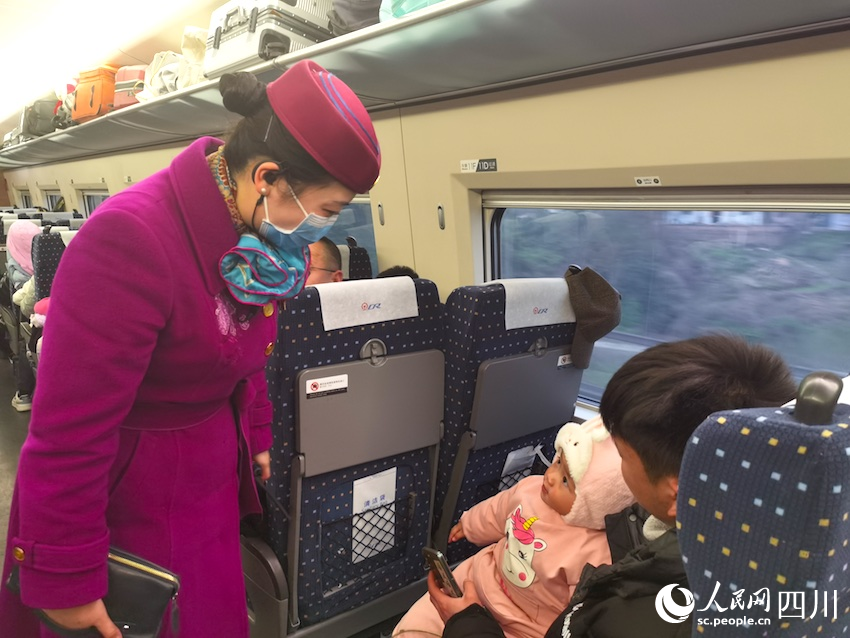 “列車媽媽”們都是哄娃好手。人民網(wǎng)記者 郭瑩攝