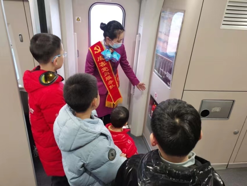 列車上，乘務員跟小朋友們普及消防安全知識。金蘭供圖