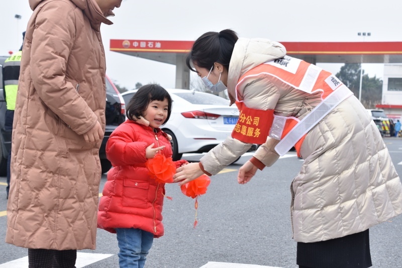 蜀道集團(tuán)成渝公司成仁高速永興服務(wù)區(qū)志愿服務(wù)者向司乘朋友贈(zèng)送禮品掛件。蜀道集團(tuán)供圖