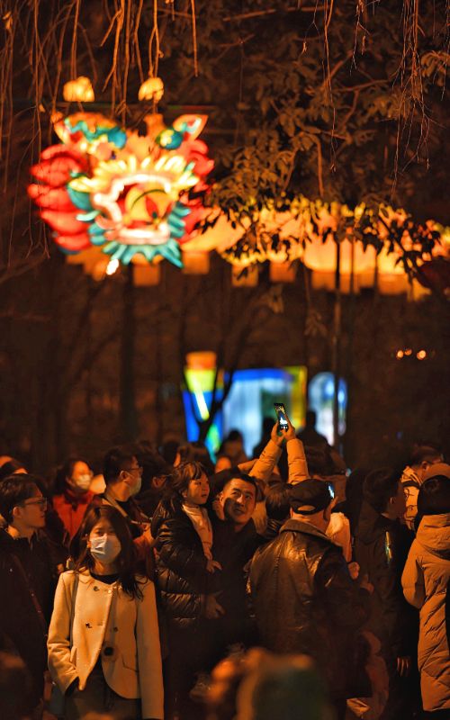 觀眾游園觀燈。成都武侯祠博物館供圖
