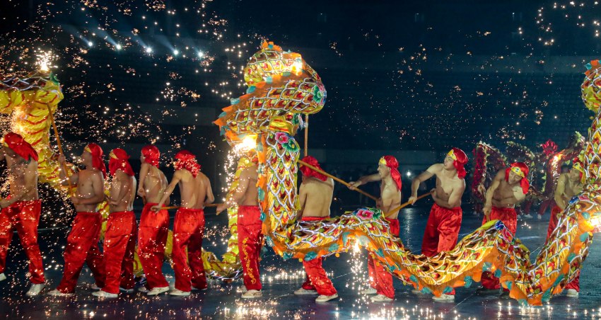    打鐵花 舞火龍 四川達州非遺巡演鬧新春      近日，“龍耀巴渠·歡樂達州——2024年四川省達州市迎新春非遺大巡演”在達州市體育中心激情上演?！驹敿殹?   