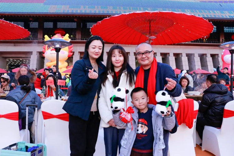 企業(yè)家和家人為天府新區(qū)許下美好祝愿。天府新區(qū)融媒體中心供圖