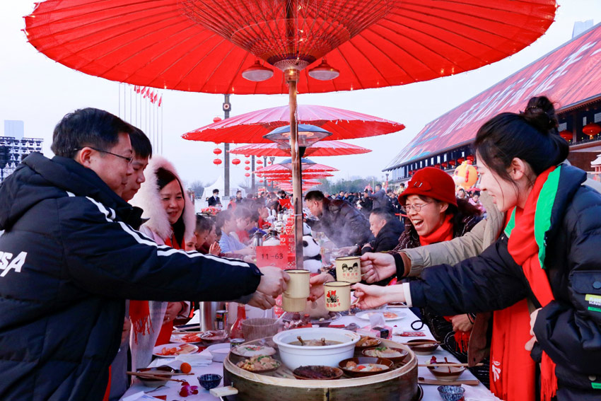 舉杯敬祝祖國好。天府新區(qū)融媒體中心供圖