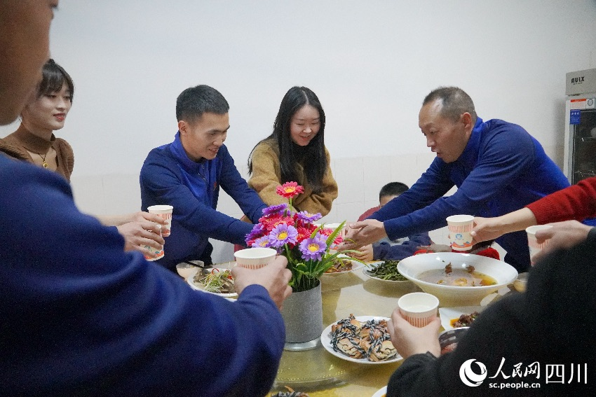 李明挺和妻子熊一檔一起吃團(tuán)圓飯共度佳節(jié)。曾平攝