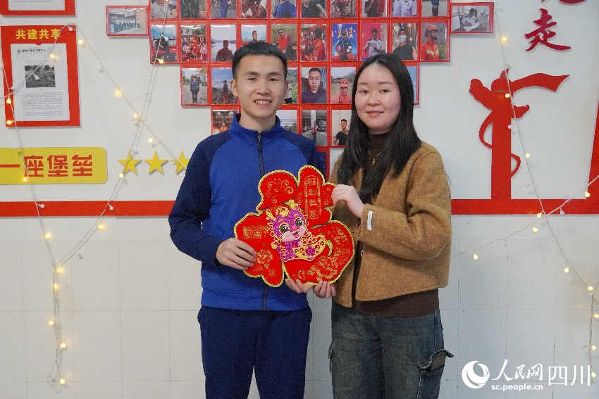 2月9日，李明挺與熊一檔在單位合照。曾平攝