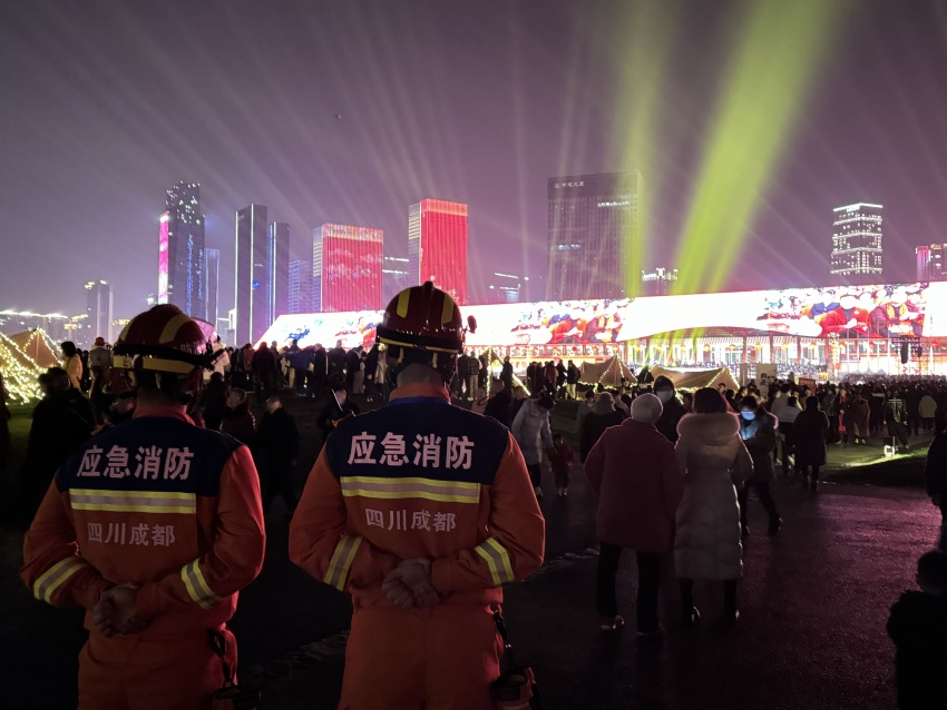 成都市消防救援支隊(duì)消防員在天府國際會議中心執(zhí)勤值守。四川消防救援總隊(duì)供圖
