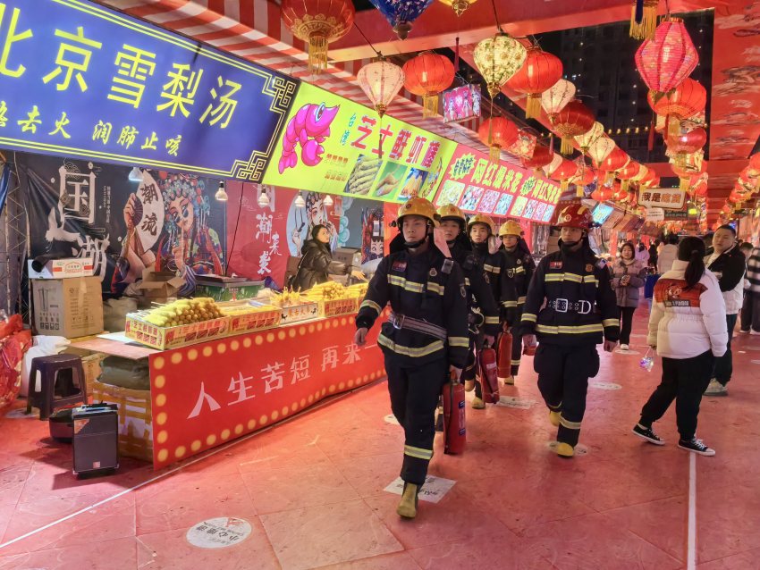 達(dá)州市消防救援支隊(duì)消防員在中心廣場(chǎng)展銷會(huì)開(kāi)展消防安全巡查工作。四川消防救援總隊(duì)供圖