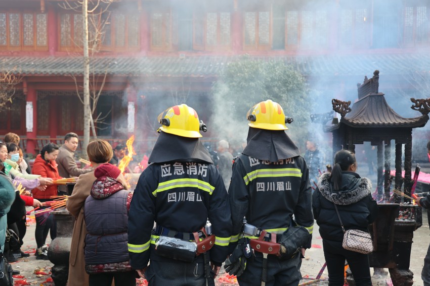 眉山市消防救援支隊(duì)消防員在丹棱縣龍鵠寺燒香處執(zhí)勤值守。四川消防救援總隊(duì)供圖