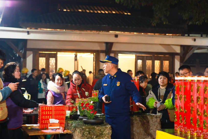 內(nèi)江市消防救援支隊消防監(jiān)督執(zhí)法人員在圣水寺督促工作人員清除隱患。四川消防救援總隊供圖