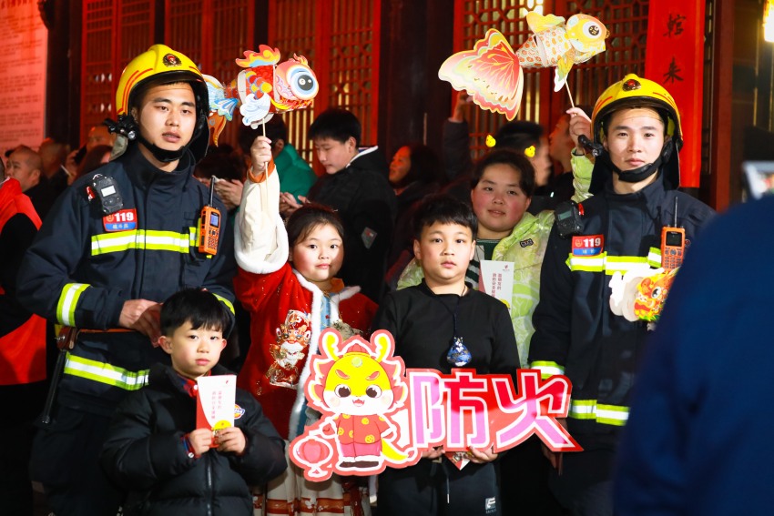 在內(nèi)江圣水寺，群眾與在執(zhí)勤巡邏的消防員合影。四川消防救援總隊供圖