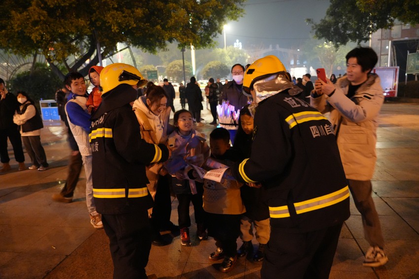 自貢市消防救援支隊(duì)消防員向前往寺廟燒香的群眾發(fā)放消防安全傳單。四川消防救援總隊(duì)供圖