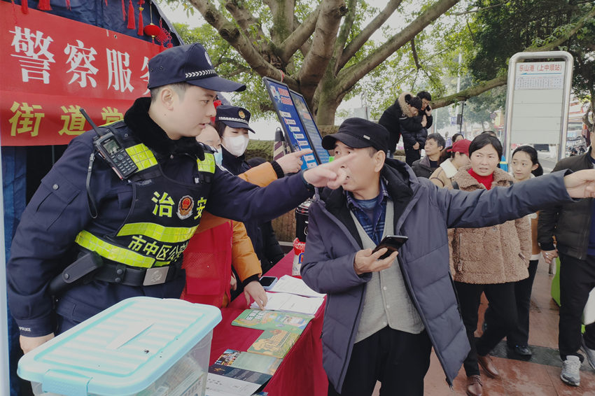 “警察服務(wù)崗”執(zhí)勤民警為群眾服務(wù)。樂山公安供圖