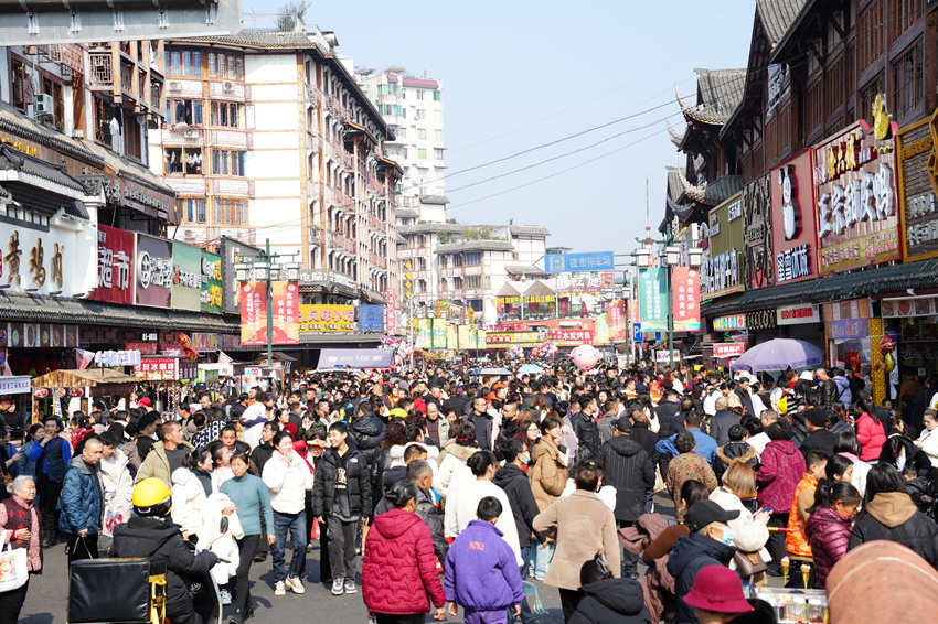 大年初一，樂山市公安局市中區(qū)分局在人流如織的張公橋美食街設(shè)置的“警察服務(wù)崗”。樂山公安供圖