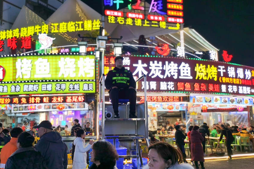 節(jié)假日期間，樂山市公安局市中區(qū)分局在張公橋美食街設(shè)置了“警察瞭望哨”。樂山公安供圖