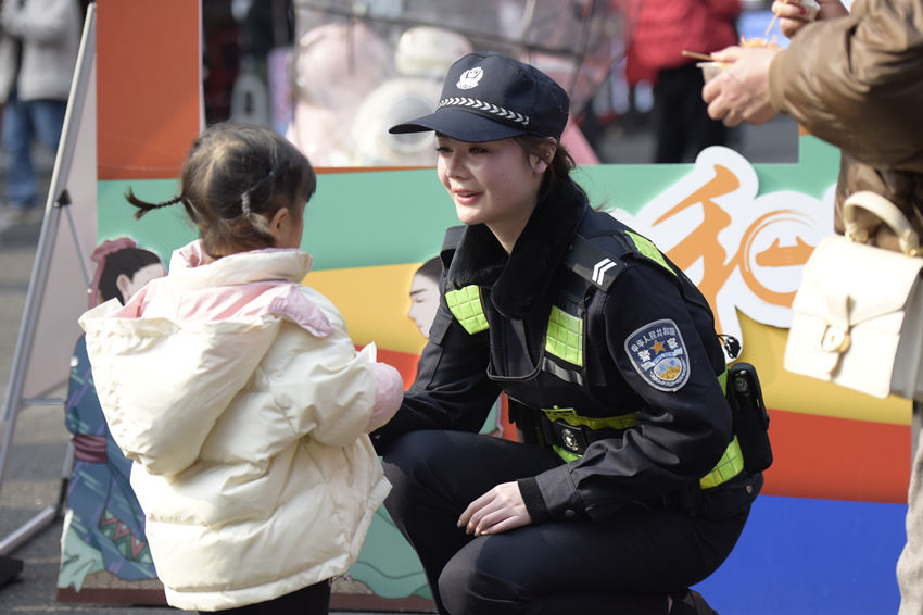 樂山市公安局市中區(qū)分局通江前哨警務(wù)站站長郭小艾親切的與小朋友交談。樂山公安供圖