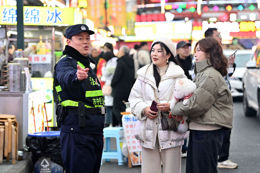 樂山市公安局市中區(qū)分局張公橋派出所副所長白科翔在為游客指路。樂山公安供圖