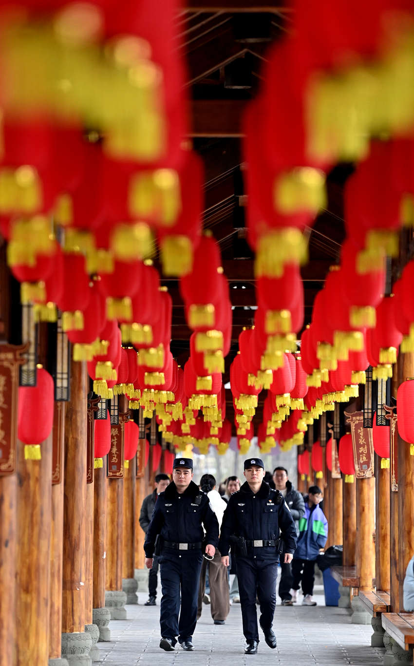 蘇稽廟會現(xiàn)場，樂山市公安局市中區(qū)分局民警在巡邏。樂山公安供圖