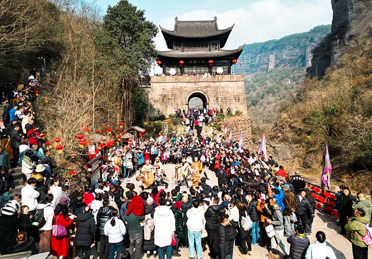 劍門(mén)關(guān)關(guān)樓前游客觀(guān)看表演。劍閣縣委宣傳部供圖
