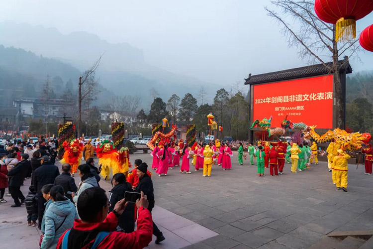 劍門關(guān)景區(qū)北游客中心非遺展演。劍閣縣委宣傳部供圖