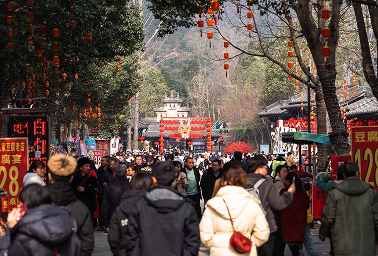 劍門關(guān)景區(qū)南門人流如織。劍閣縣委宣傳部供圖