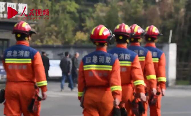    舍“小家”為“大家” 連續(xù)21個春節(jié)守護萬家團圓      春節(jié)正是萬家燈火、闔家團圓的時候，但總有一群人默默堅守在自己的崗位上，為大家的安全保駕護航?！驹敿殹?   