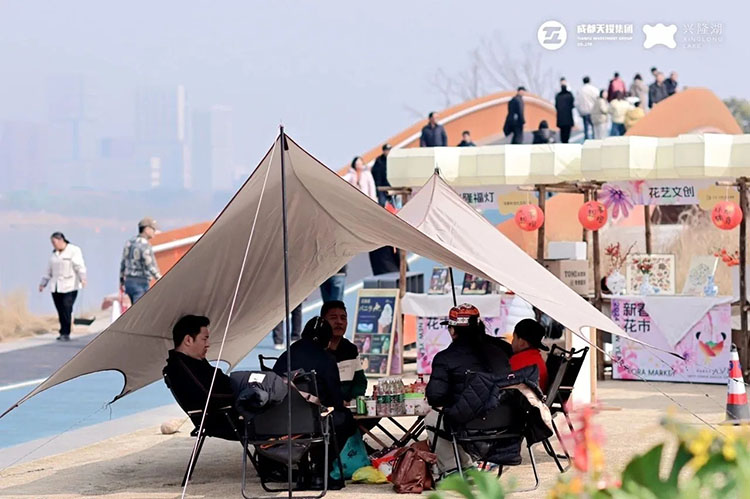 在草地上圍爐煮茶。天府新區(qū)融媒體中心供圖