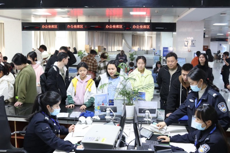 古藺縣政務(wù)服務(wù)大廳內(nèi)一派忙碌的景象。古藺縣行政審批局供圖
