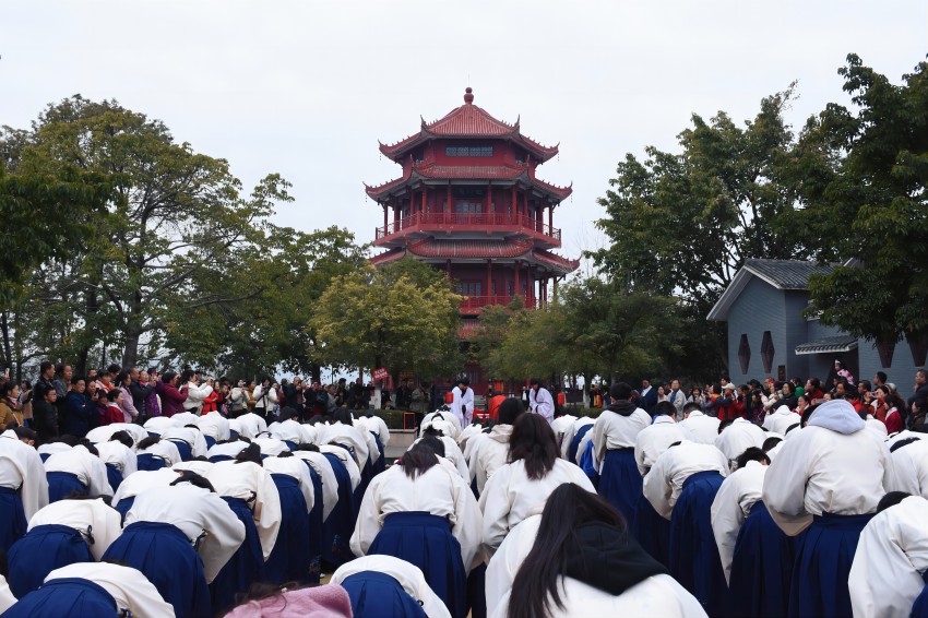 魁山閣下禮敬先賢。中江縣委宣傳部供圖