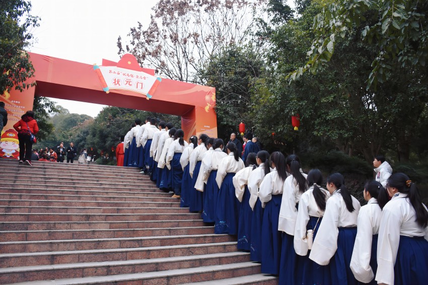 過狀元門。中江縣委宣傳部供圖