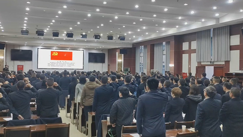 全體黨員重溫入黨誓詞。萬源市融媒體中心供圖