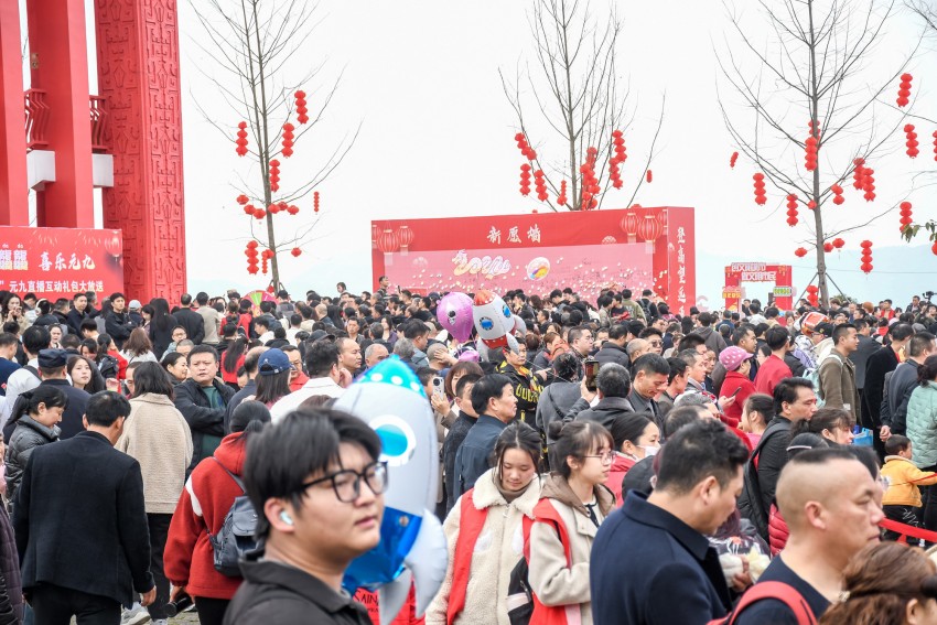 達(dá)州市元九登高節(jié)，登高市民抵達(dá)鳳凰樓。達(dá)州日報社供圖