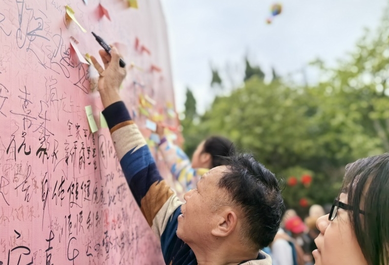    達州市民“元九登高” 祈福新年      2月18日，農(nóng)歷正月初九，四川達州的“元九登高節(jié)”，數(shù)萬達州人啟程，向著鳳凰山、火烽山等山頂進發(fā)，去登高望遠?！驹敿殹?   