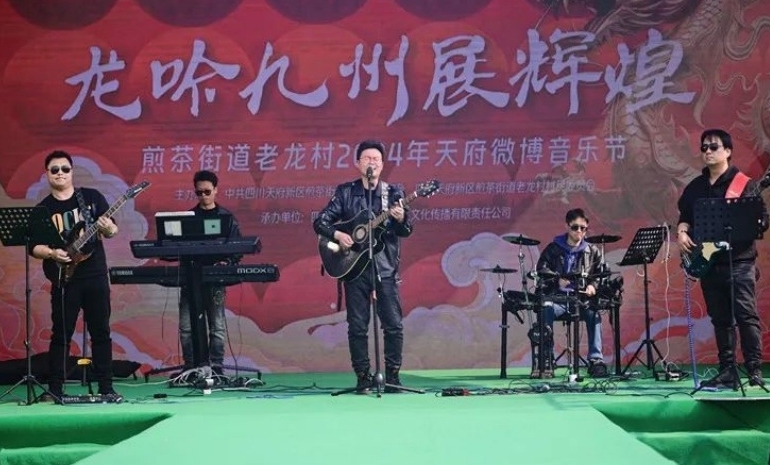    新春走基層 | 村歌大賽讓村里年味十足       近期，“‘音微有你’天府新區(qū)和美鄉(xiāng)村村歌大賽（第一季）”在四川天府新區(qū)煎茶街道天府微博村舉行。來自成都周邊的上萬名群眾齊聚，唱悠揚村歌，觀絢麗非遺，玩新春游戲，品特色美食，將這個春節(jié)過得熱熱鬧鬧、紅紅火火。【詳細】    