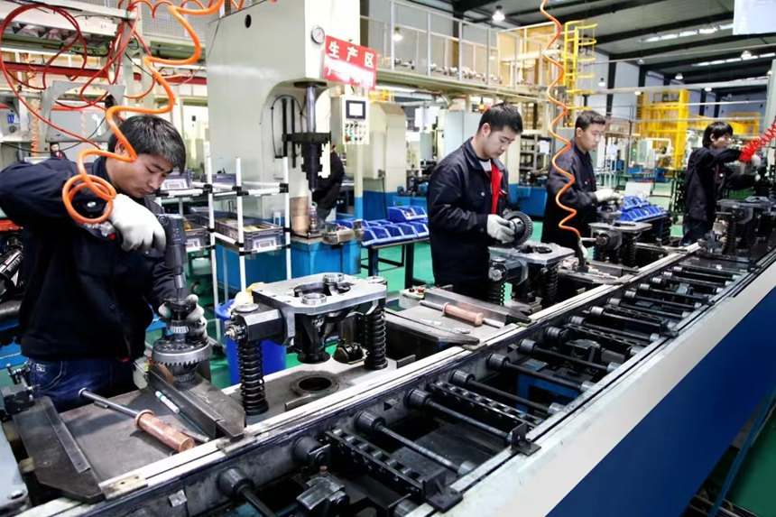 四川建安工業(yè)有限責(zé)任公司生產(chǎn)車間內(nèi)工人們?cè)谌ιa(chǎn)。 受訪者供圖