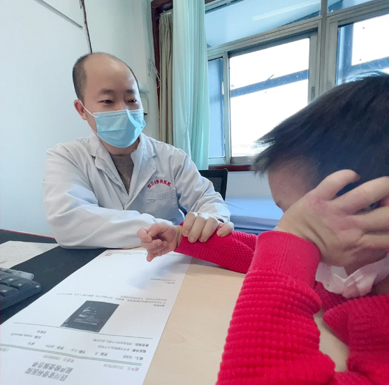 醫(yī)生在給患者診治。四川省骨科醫(yī)院供圖