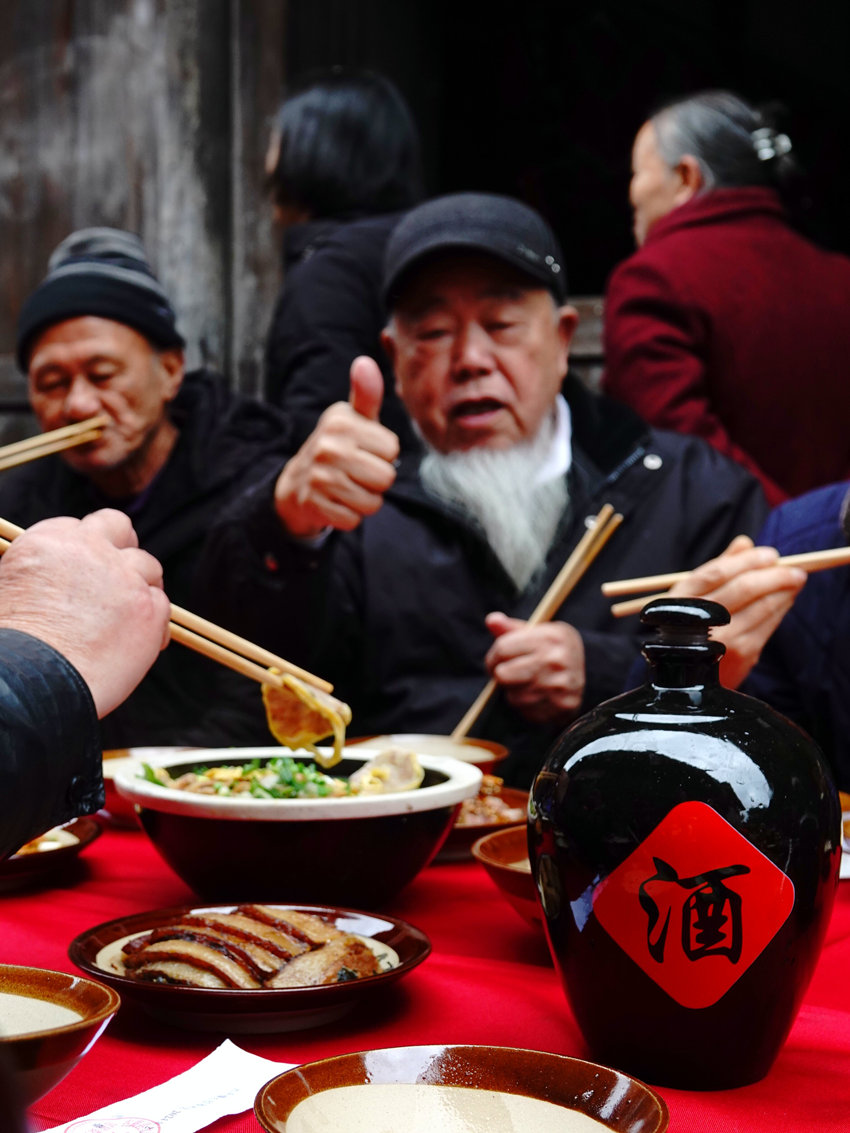 共品百家宴，共慶元宵節(jié)。曹雪攝