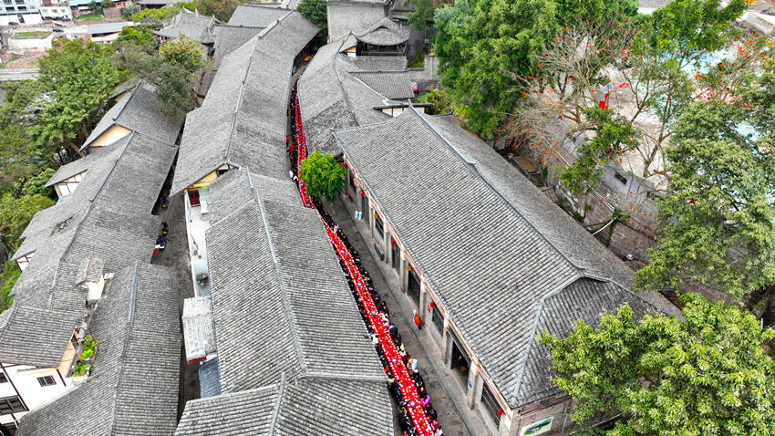航拍太平古鎮(zhèn)紅軍街百家宴。支力攝