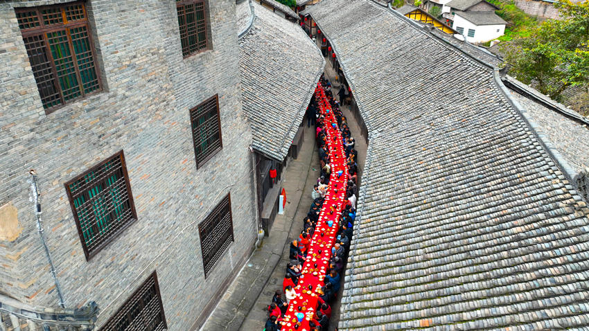 航拍太平古鎮(zhèn)紅軍街百家宴。支力攝