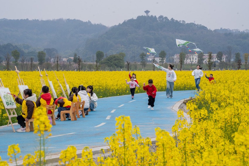 親近自然，童心永駐。翁光建攝