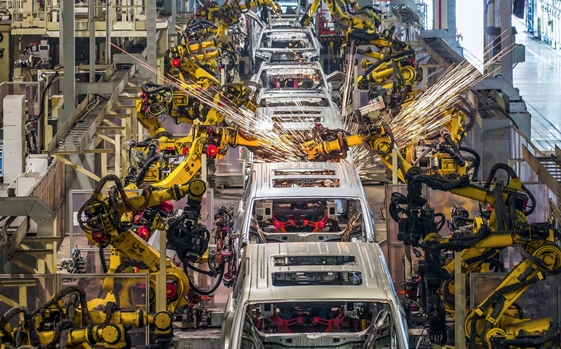嵐圖汽車智能工廠機(jī)械手正在進(jìn)行車輛組裝。 嵐圖汽車供圖