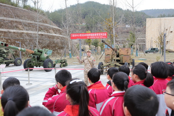 民兵挎包宣講隊(duì)隊(duì)員進(jìn)行國(guó)防教育挎包宣講。馬發(fā)海供圖