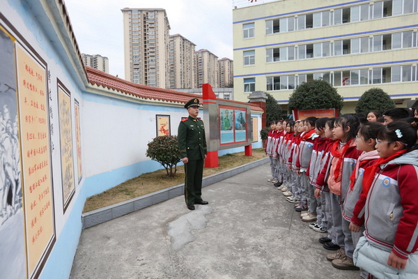 現(xiàn)役軍人為少先隊(duì)員講解國(guó)防教育知識(shí)。馬發(fā)海供圖